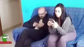 جنس خشن على الأريكة: ثنائي زوجي يجرب كل وضعية إباحية صعبة