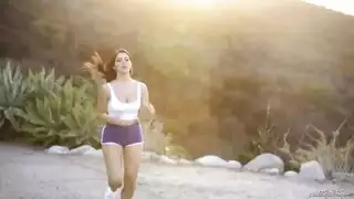 فالنتينا نابي تمص وتضاجع المصور أمام الكاميرا