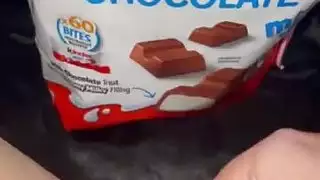 فتاة عربية هاوية تستمني بقوة من أجل الشوكولاته والقضيب الأسود الكبير