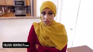 من الحجاب إلى الجنس الصريح: فتاة عربية تُعمل على فرجها الضيق وتُملأ بالسائل المنوي