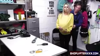 سارقة شقراء يتم تفتيشها عارية ثم تمارس الجنس مع حارس أمن مثار