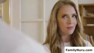 زوجة الأب تُغوى بيدين خبيرتين في جلسة تدليك ساخنة