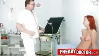 لصّة مراهقة ذات أثداء ضخمة تُمارس عليها الجنس بقوة في مشهد أرضي خشن