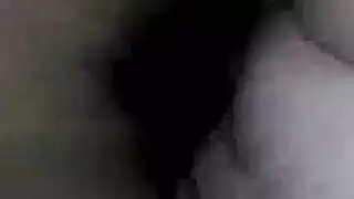 من تدليك لطيف إلى جماع عنيف لهذه الفتاة السمراء في الصالون