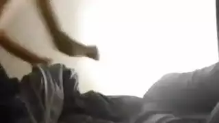 عاهرة شقراء تتباهى بجسدها ثم تمارس الجنس الجماعي مع شباب مثيرين