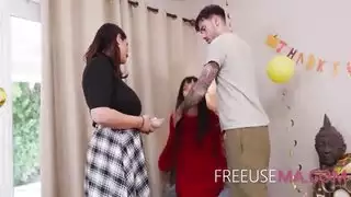 زوجات الأب الآسيويات الساخنات في مثلث سحاقي إباحي