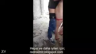 إباحي صريح: شاب تركي وسيم يضاجع أمًا محجبة في موقع بناء