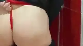 جلسة الجنس السرية لعاهرة محجبة في مرحاض المكتب تصبح جامحة