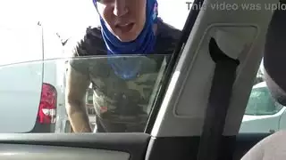 مراهقة عربية تحصل على قضيب أسود في سيارة مغامرة جنسية في مرسيليا