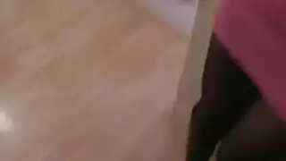 حركة مص مزدوجة: العاهرة الألمانية الشقراء تخدم شابين