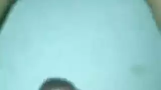 شفاه عاهرة تفرك على كس مبلل لهزة قوية