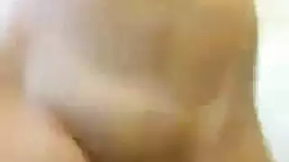 فتيات تقوم بوضعية المقص بينما الشباب يداعبون مهبلهم الضيق الرطب