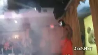 أشاهد زوجتي تأخذ قضيبًا ضخمًا بعمق في فتحتها الضيقة