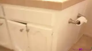 فتاة تطمح لتصبح نجمة بورن تنيك بقسوة في الحمام وتتلقى قذفة