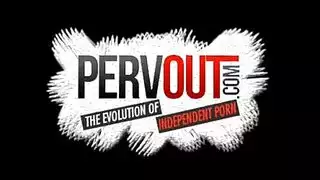 امرأة ممتلئة جسمها تشارك في علاقة جنسية جماعية قاسية