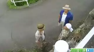 نجمه جي إيه في صغيرة تمص رجلين ثم تُضرب بقوة