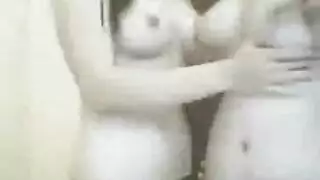 شاب آسيوي جذاب يغمز، ثم يتمدد شرجه على البث المباشر